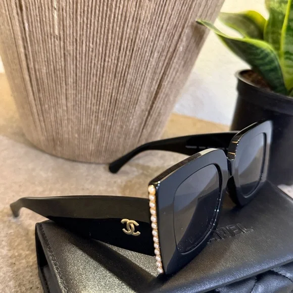 Elegant Black Sunglasses with Pearl Accents Amazon.com: Pearl Cat Eye Sunglasses Women 2024 Luxury  main image 4